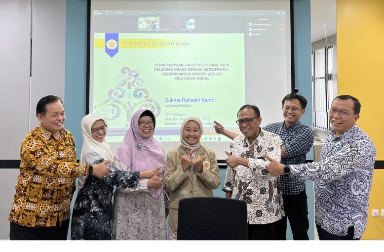 Sukma Rahastri Kanthi mempresentasikan disertasi tentang pemberdayaan caregiver skizofrenia berbasis modul intervensi dalam ujian tertutup di Fakultas Psikologi UGM
